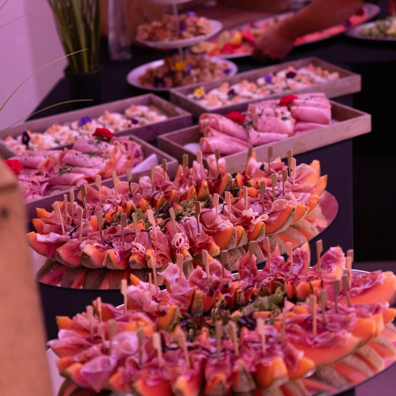 Buffet melon et charcuterie