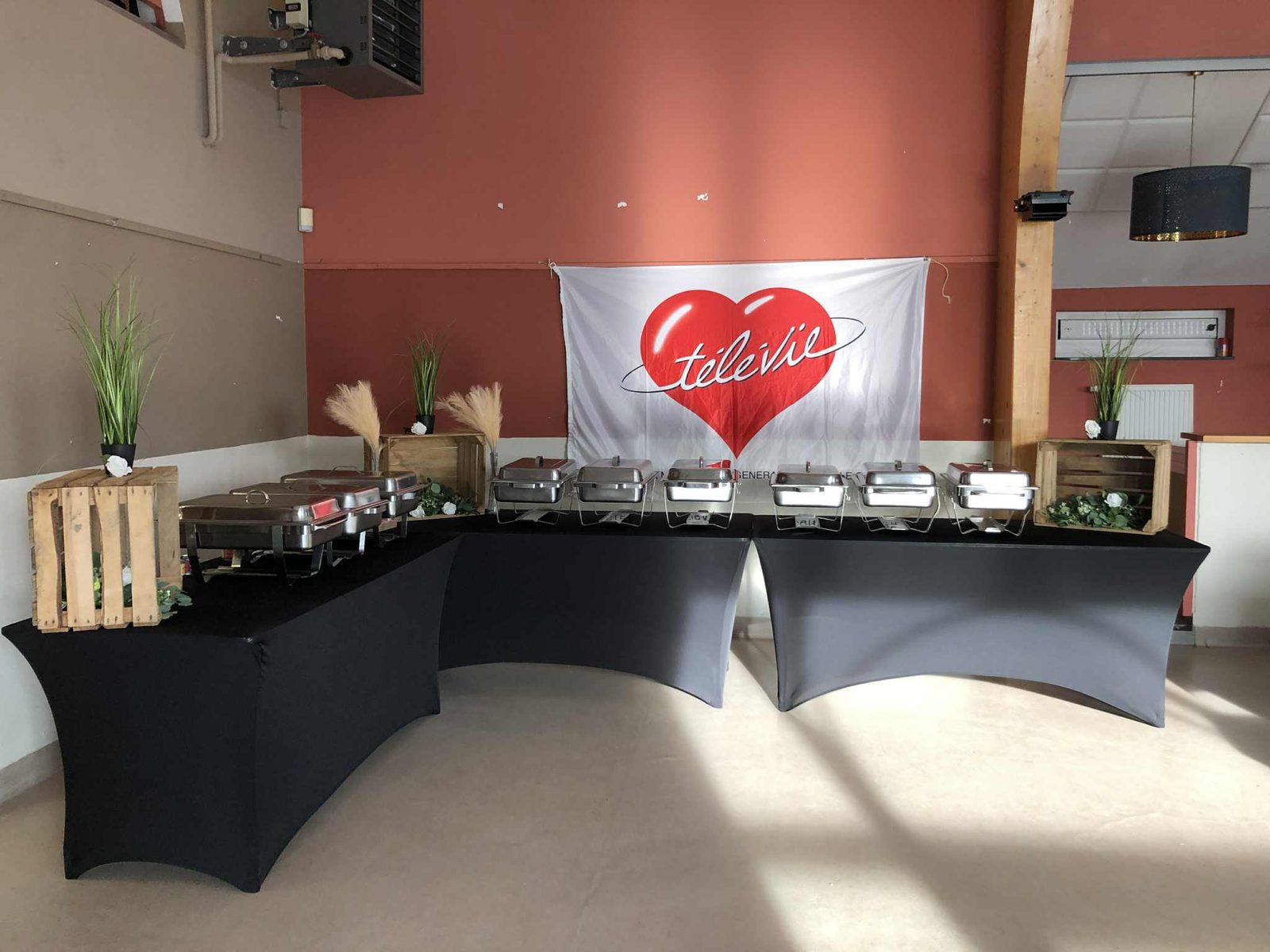 Buffet avec chafing dishes et housses lycra noires