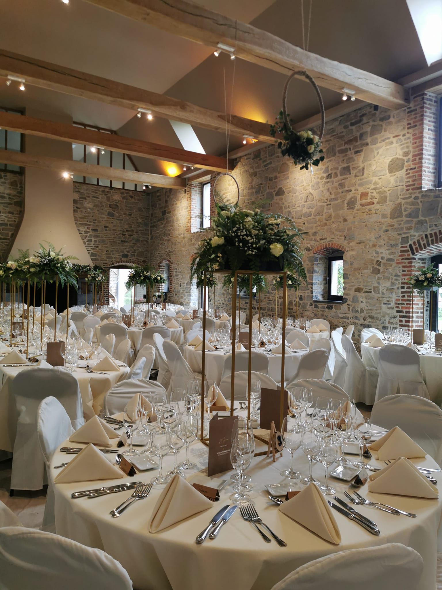 Salle dressée en grange