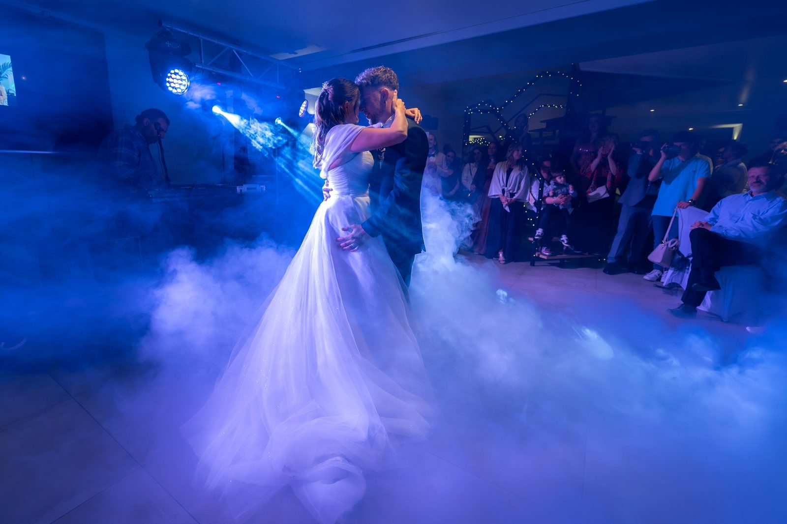 Première danse avec lumières et fumée