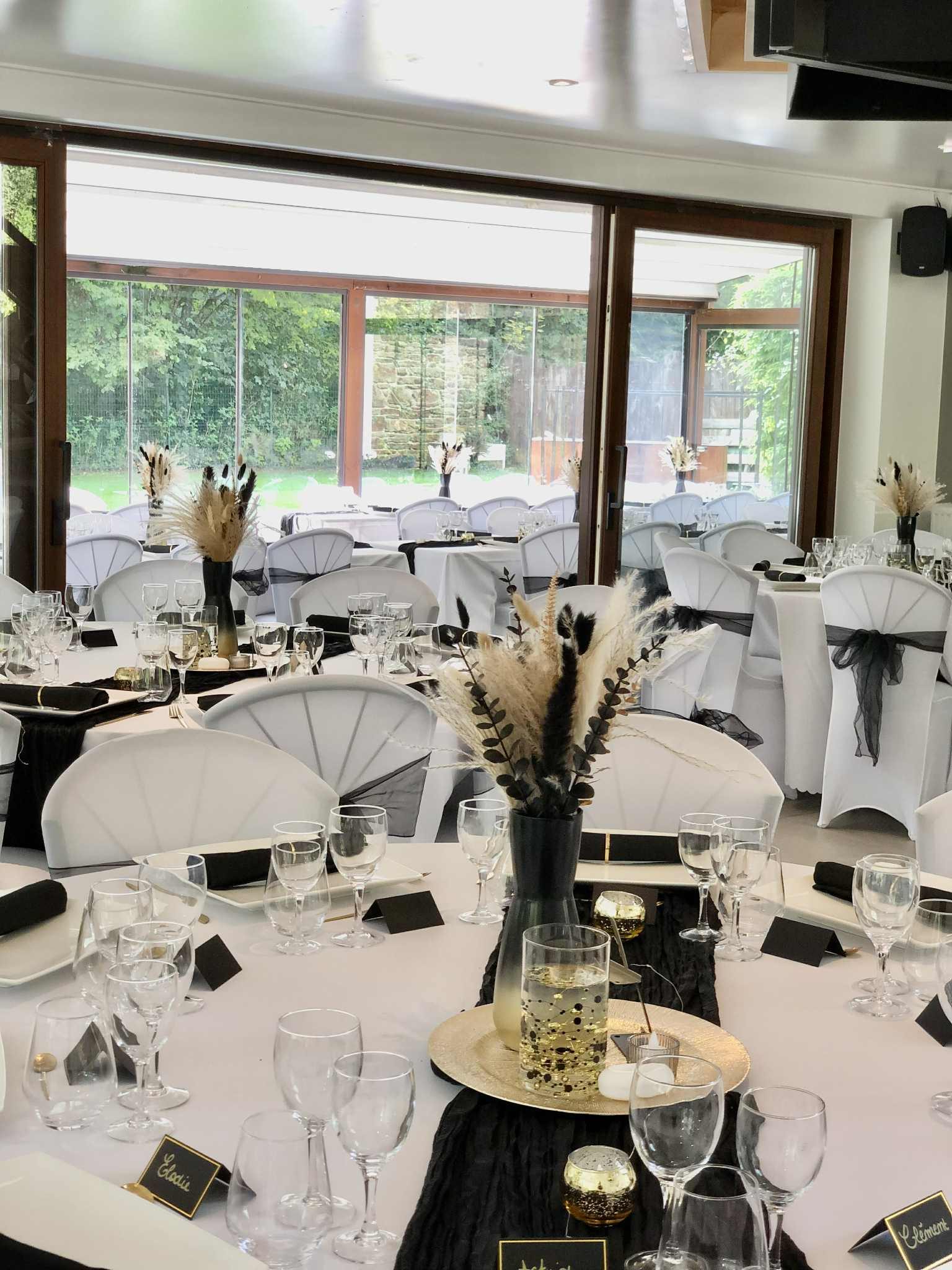 Salle dressée en noir, blanc et or