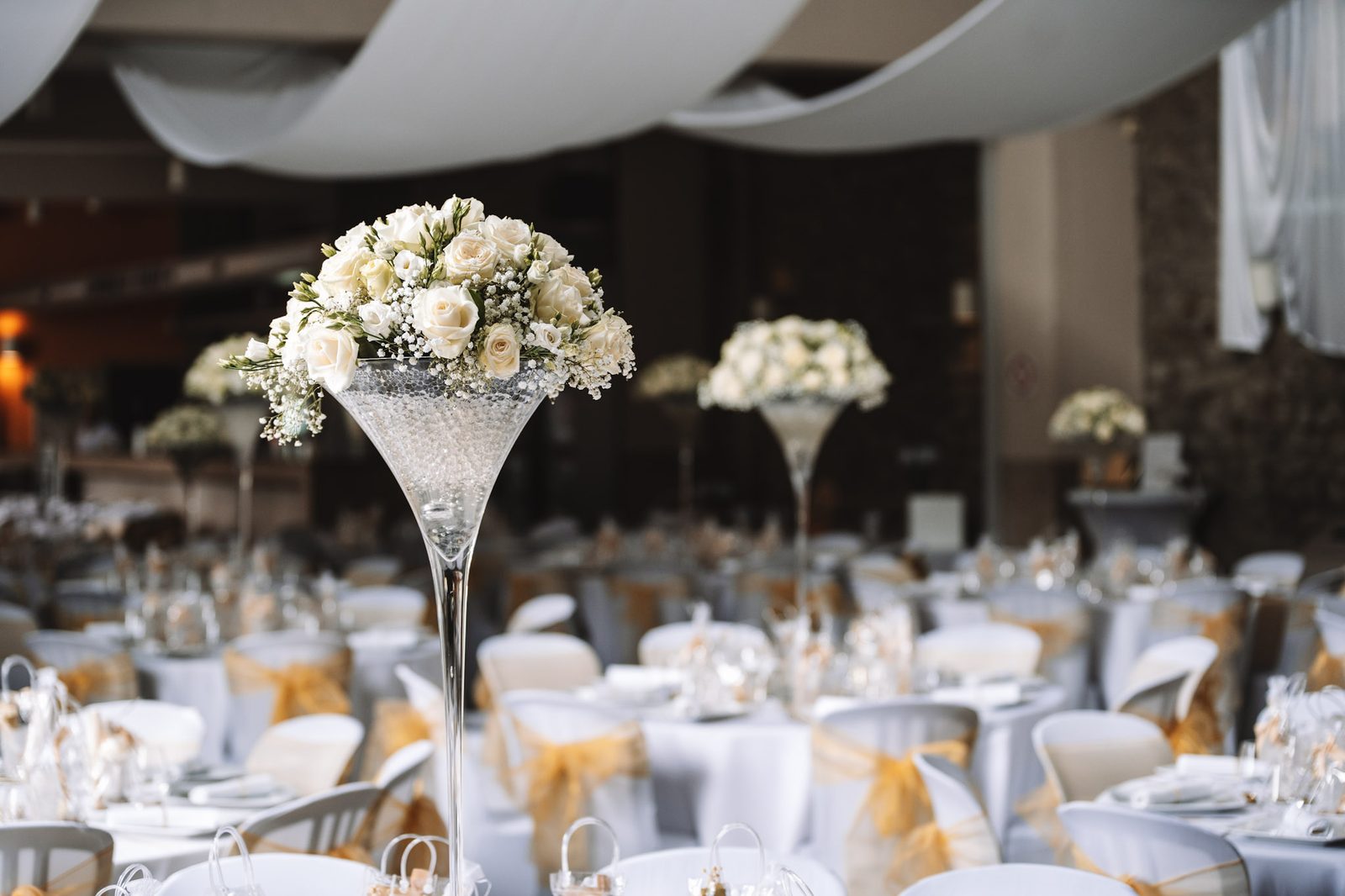 Vase martini avec roses blanches — décoration signature La Boite à Délices