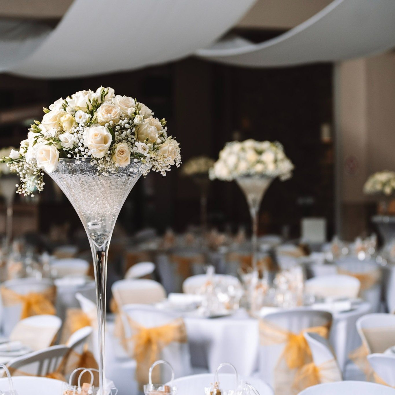 Vase martini avec fleurs et nœuds dorés